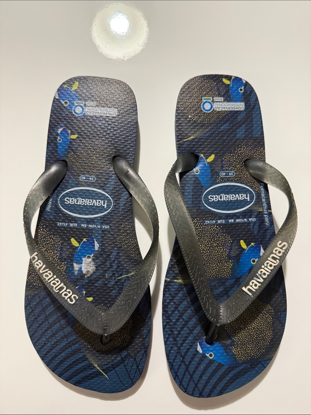 Havaianas Conservação Internacional 
Unisex Navy Blue Sandals with Fish Print